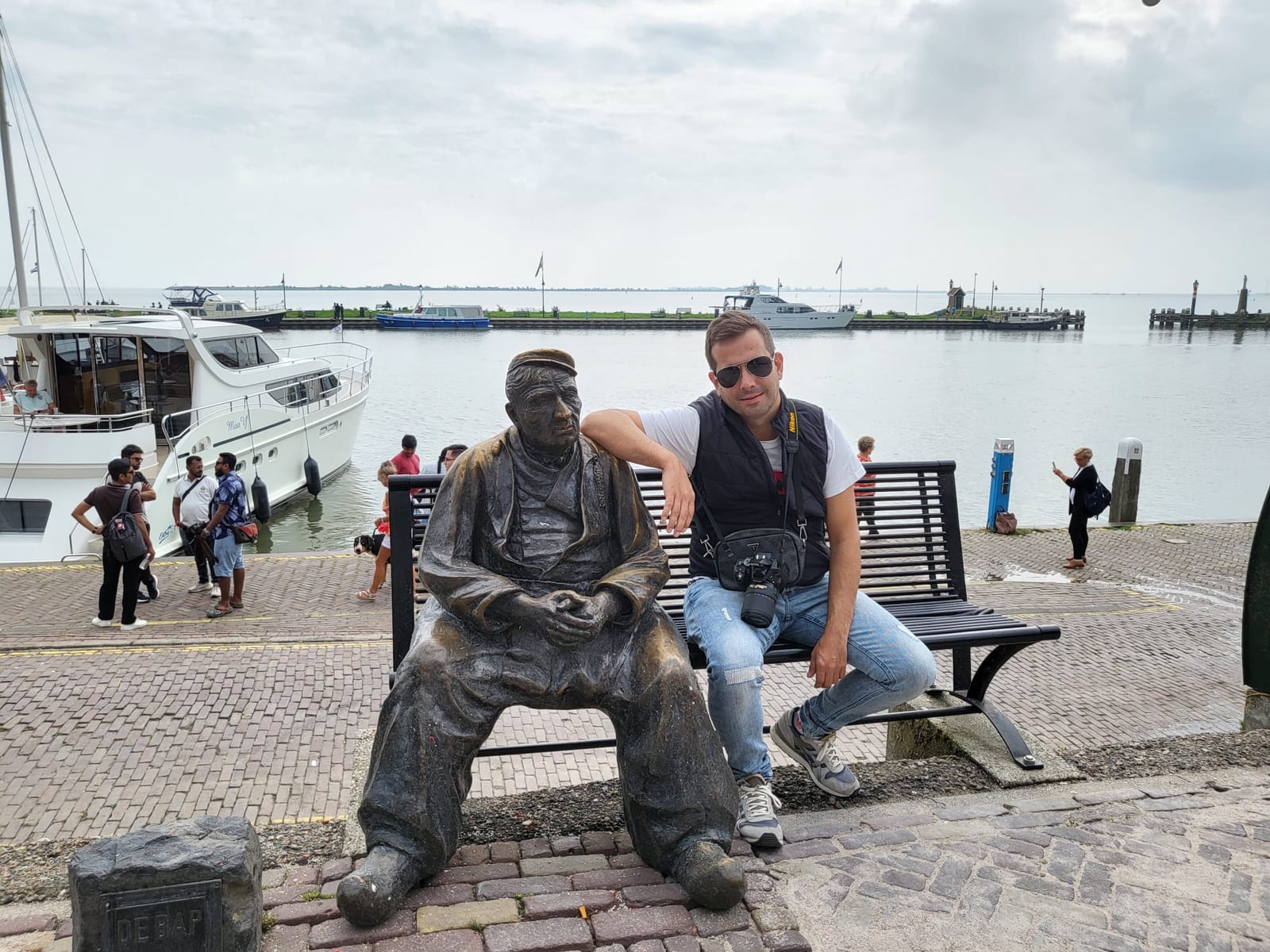 Junto a la estatua del pescador, en el puerto de Volendam