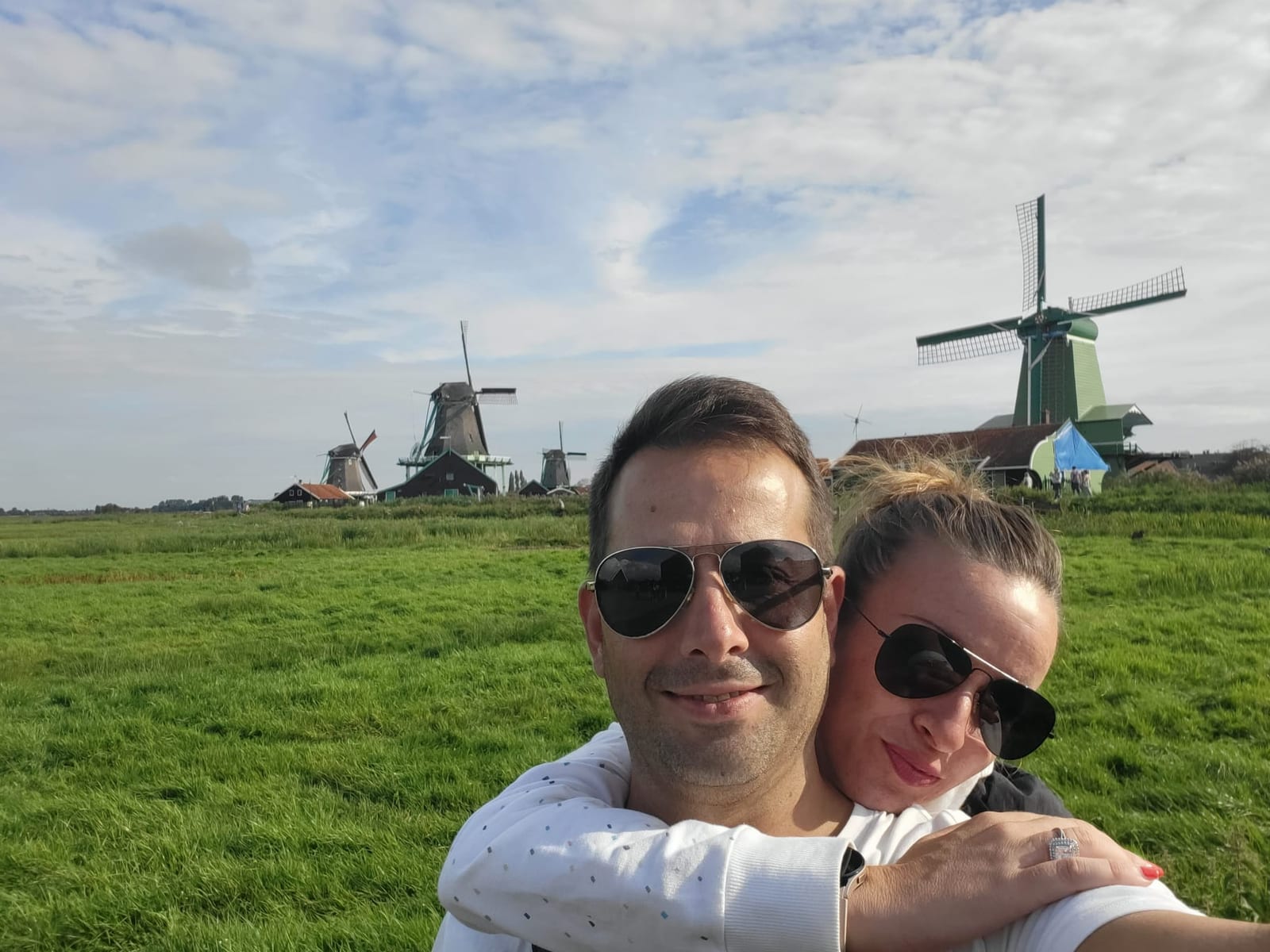 Con los molinos de Zaanse Schans detrás