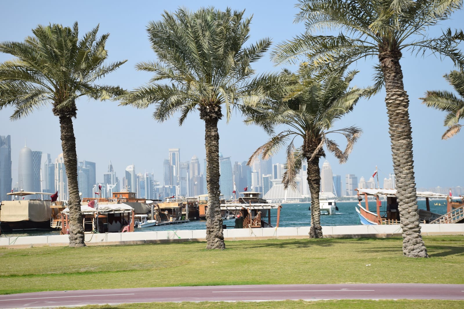 La Corniche, con los dhows y los rascacielos