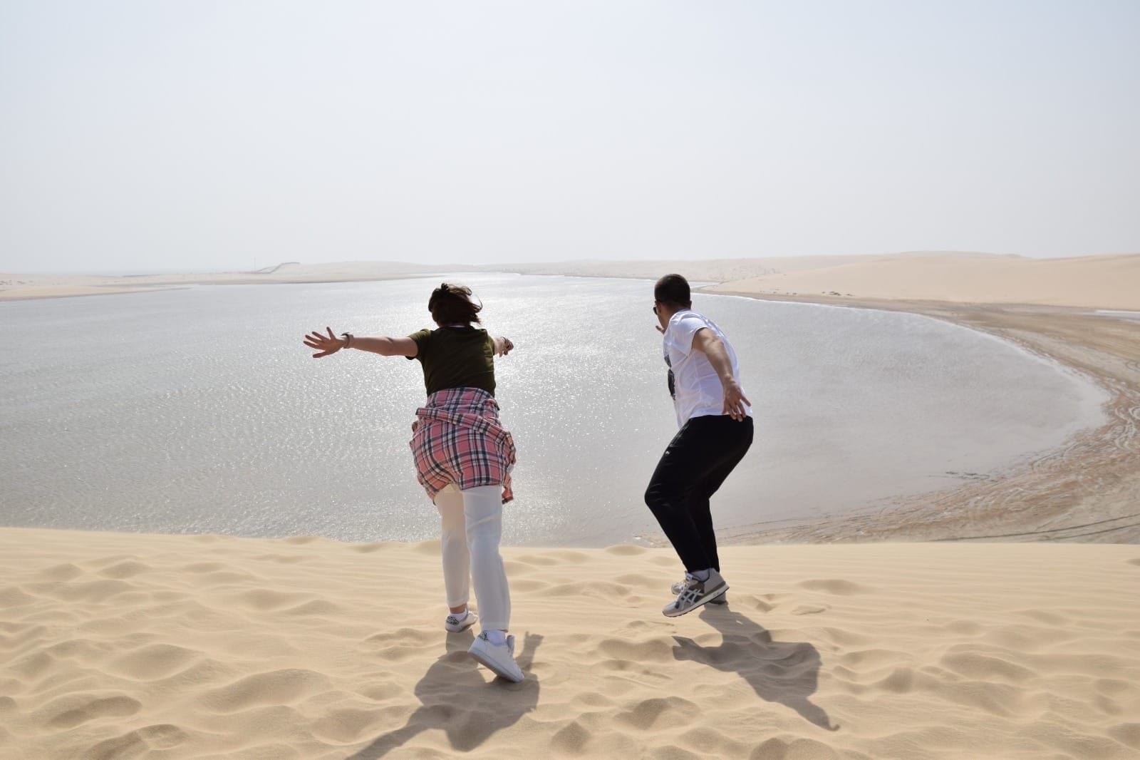 Saltando desde la duna sobre Khor Al Adaid