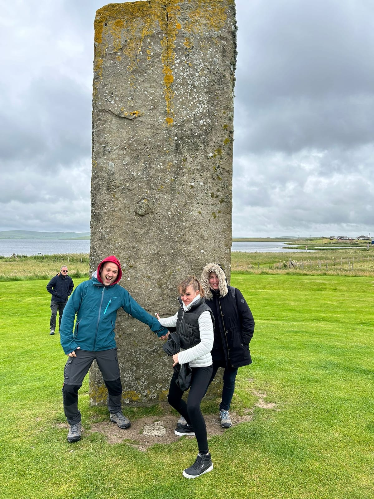 Bromeando junto a una piedra de Stenness