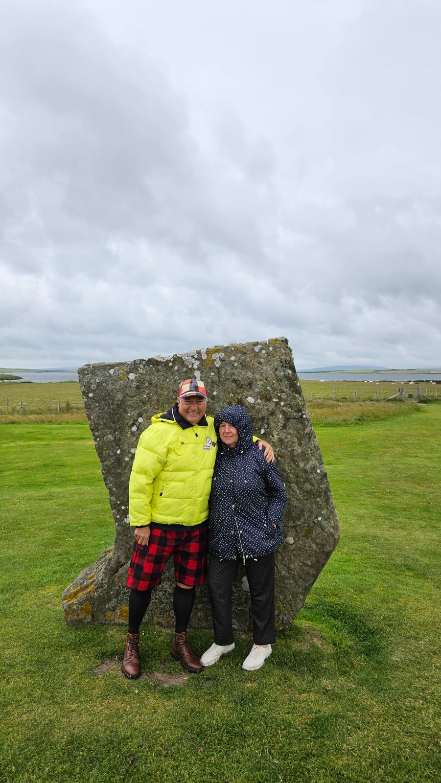 Ante una de las piedras de Stenness