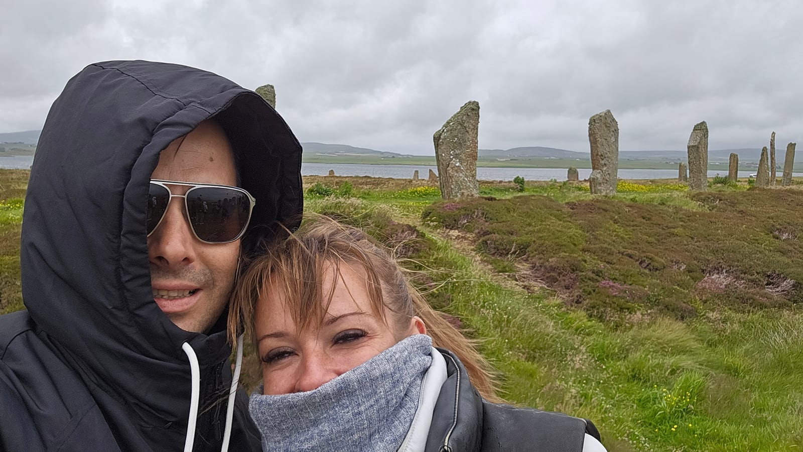 Selfi en el Anillo de Brodgar, con viento