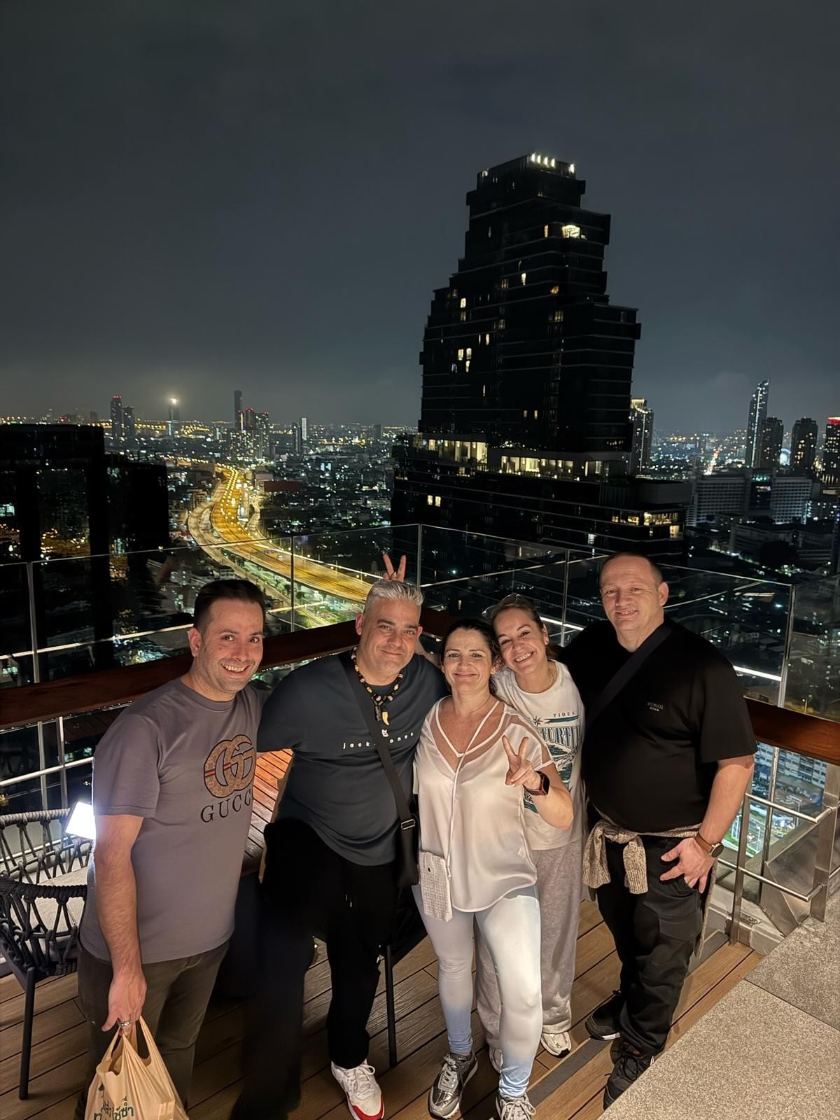 Bangkok de noche desde una azotea, con el grupo