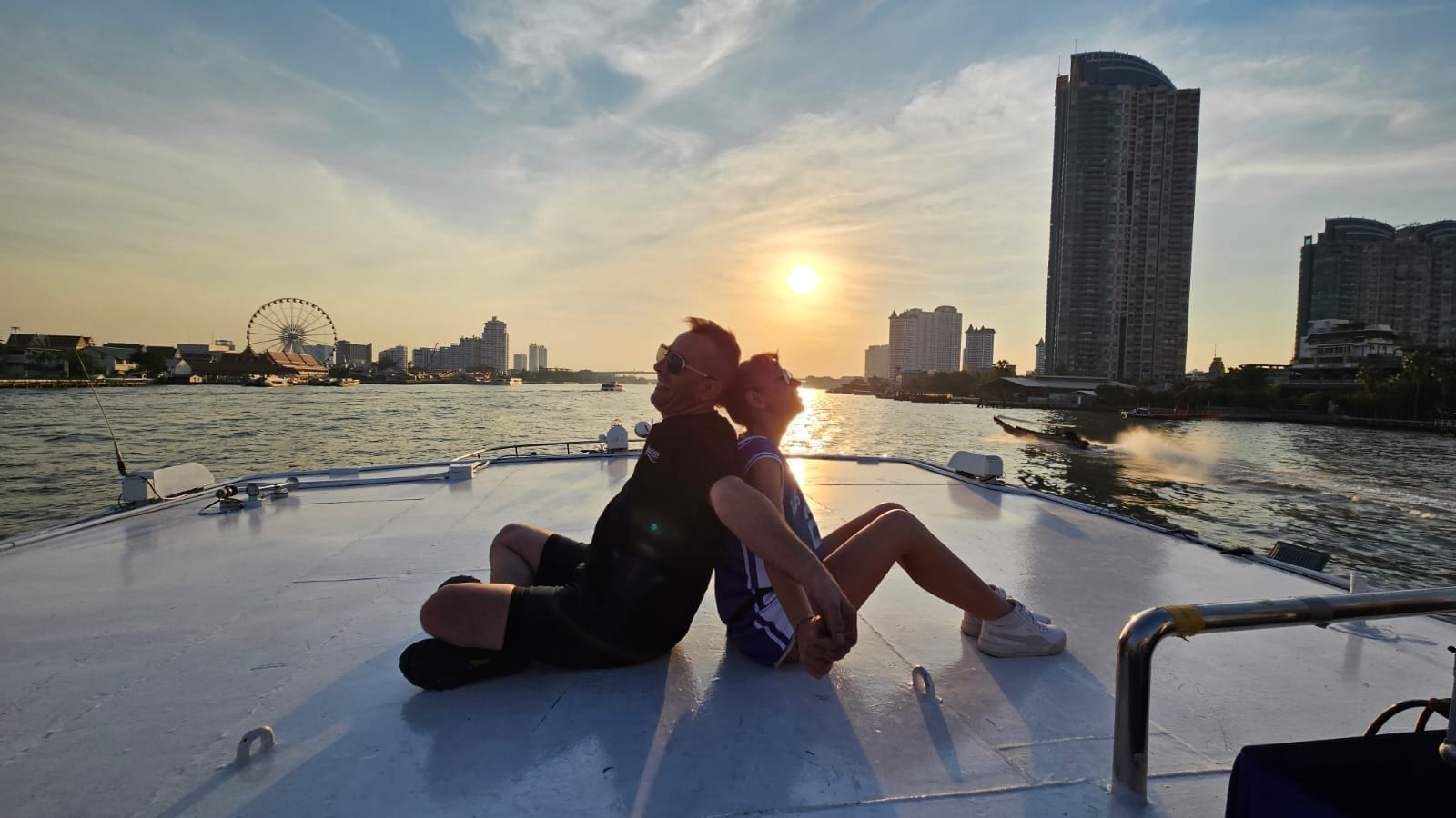 Atardecer en barco por el río Chao Phraya
