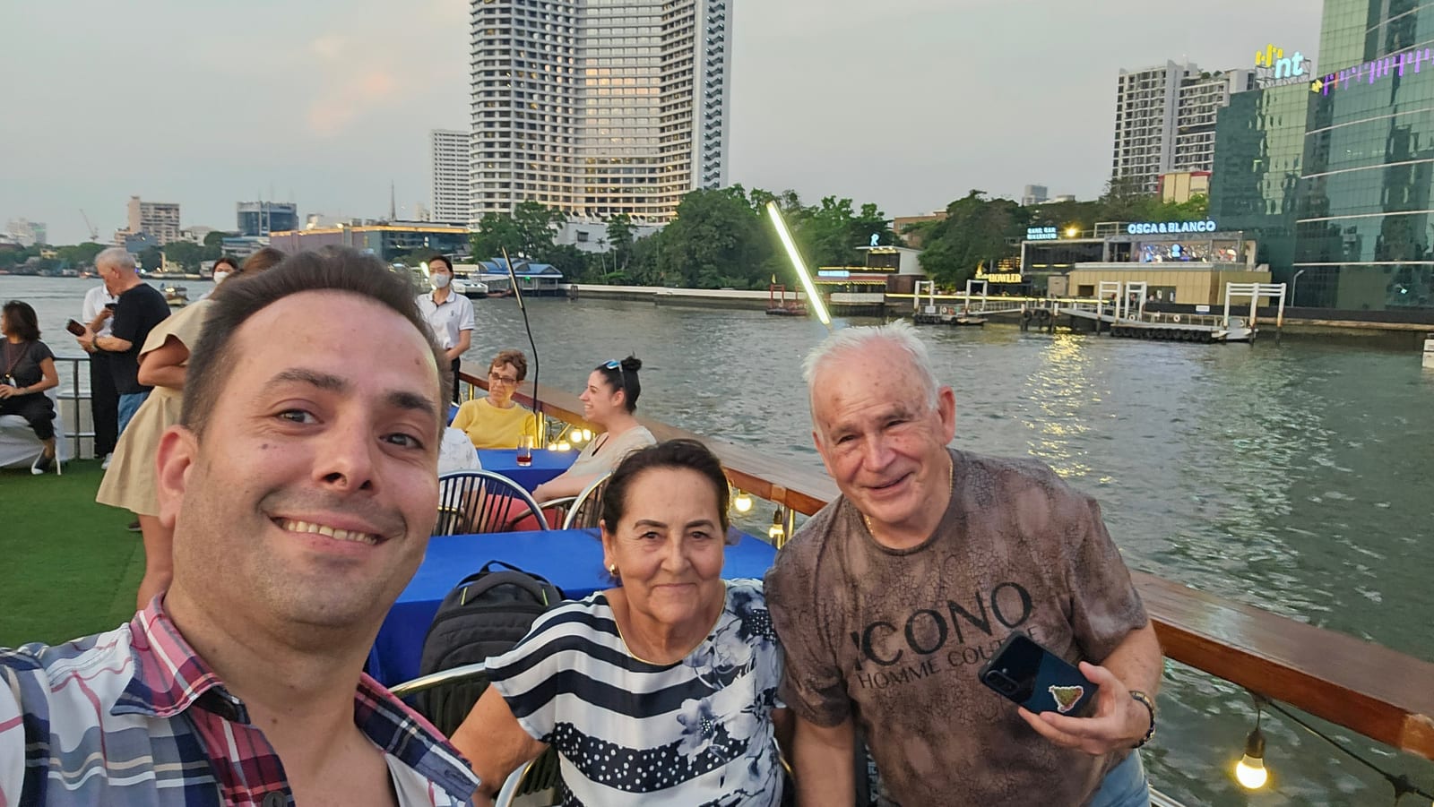 Por el Chao Phraya, al atardecer