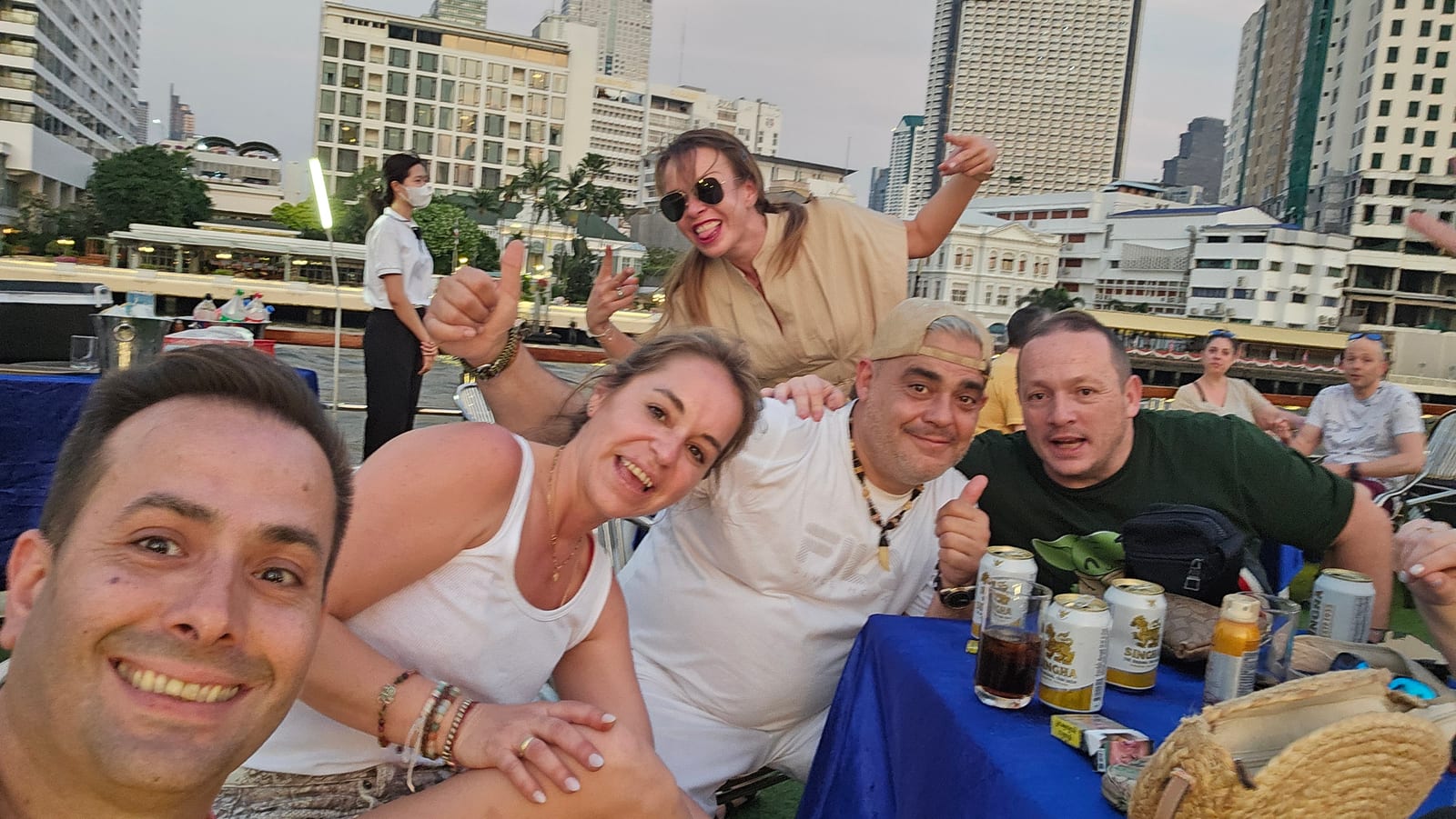 Cena en barco por el río Chao Phraya