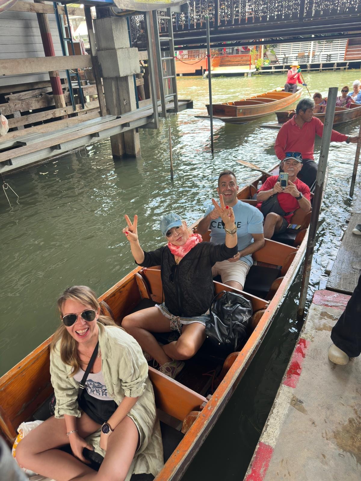 En barca por el mercado flotante, con el grupo