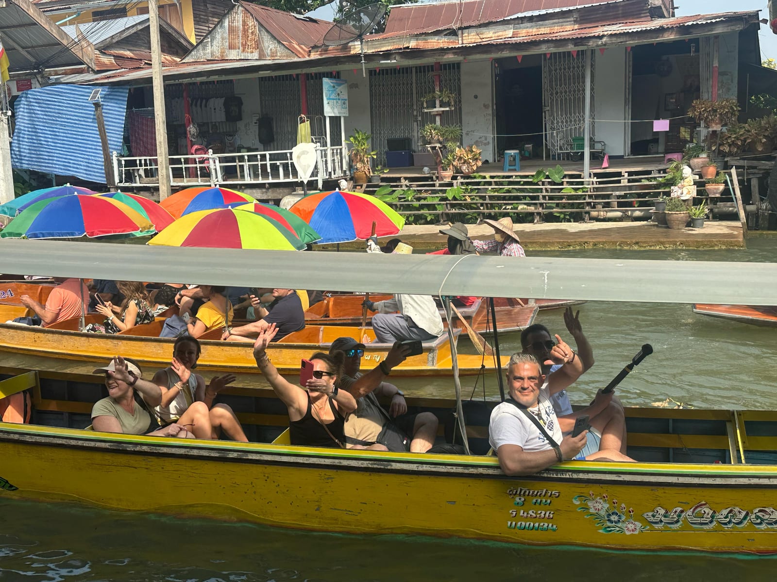 En barca por el mercado flotante