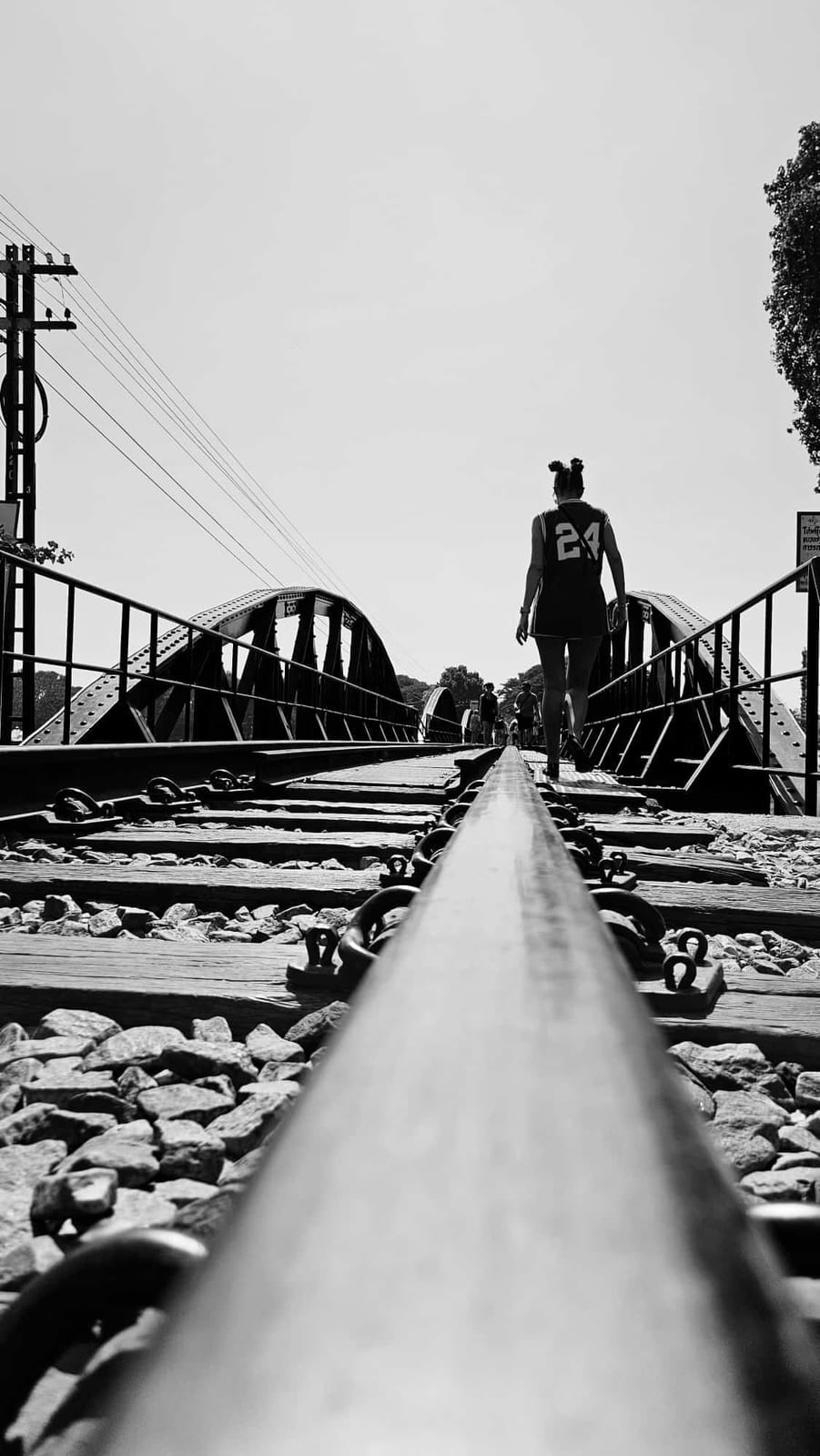 Por las vías del puente sobre el río Kwai
