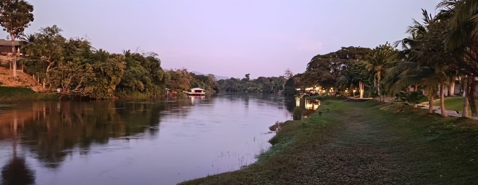 Un río tranquilo al anochecer