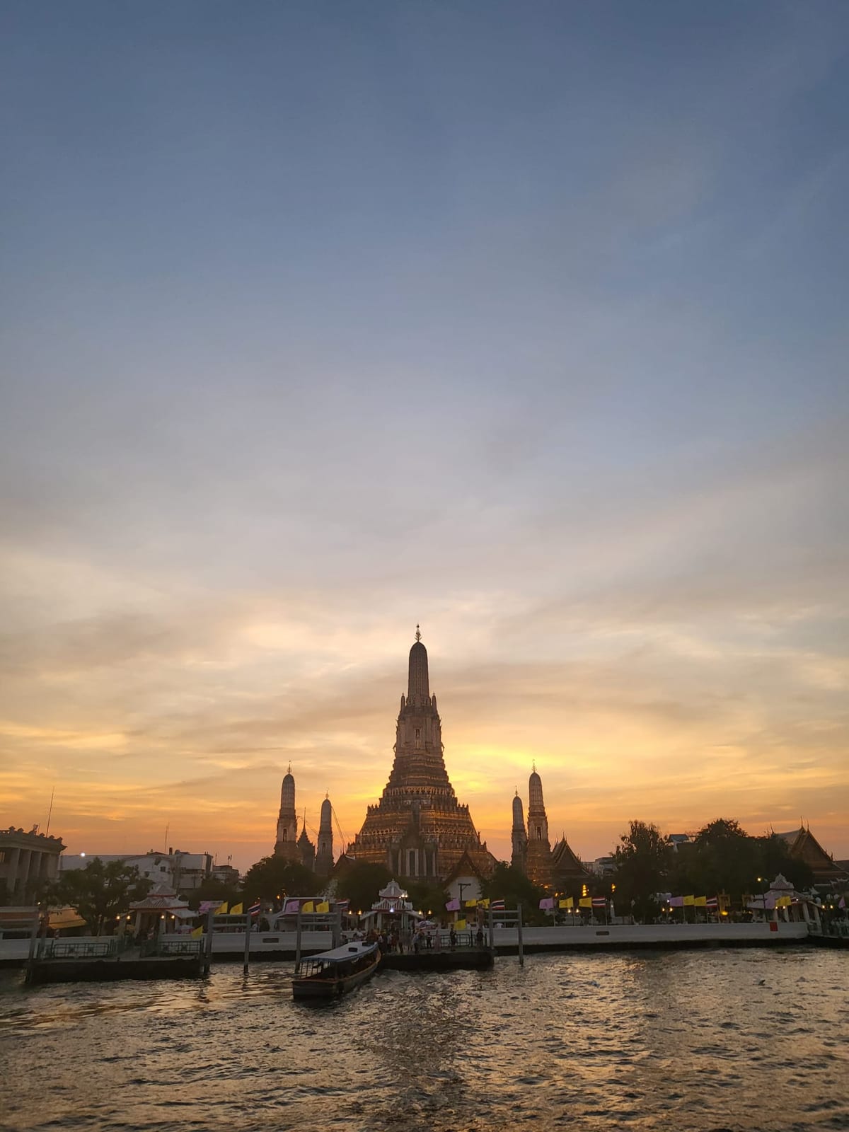 Wat Arun al atardecer, desde el río