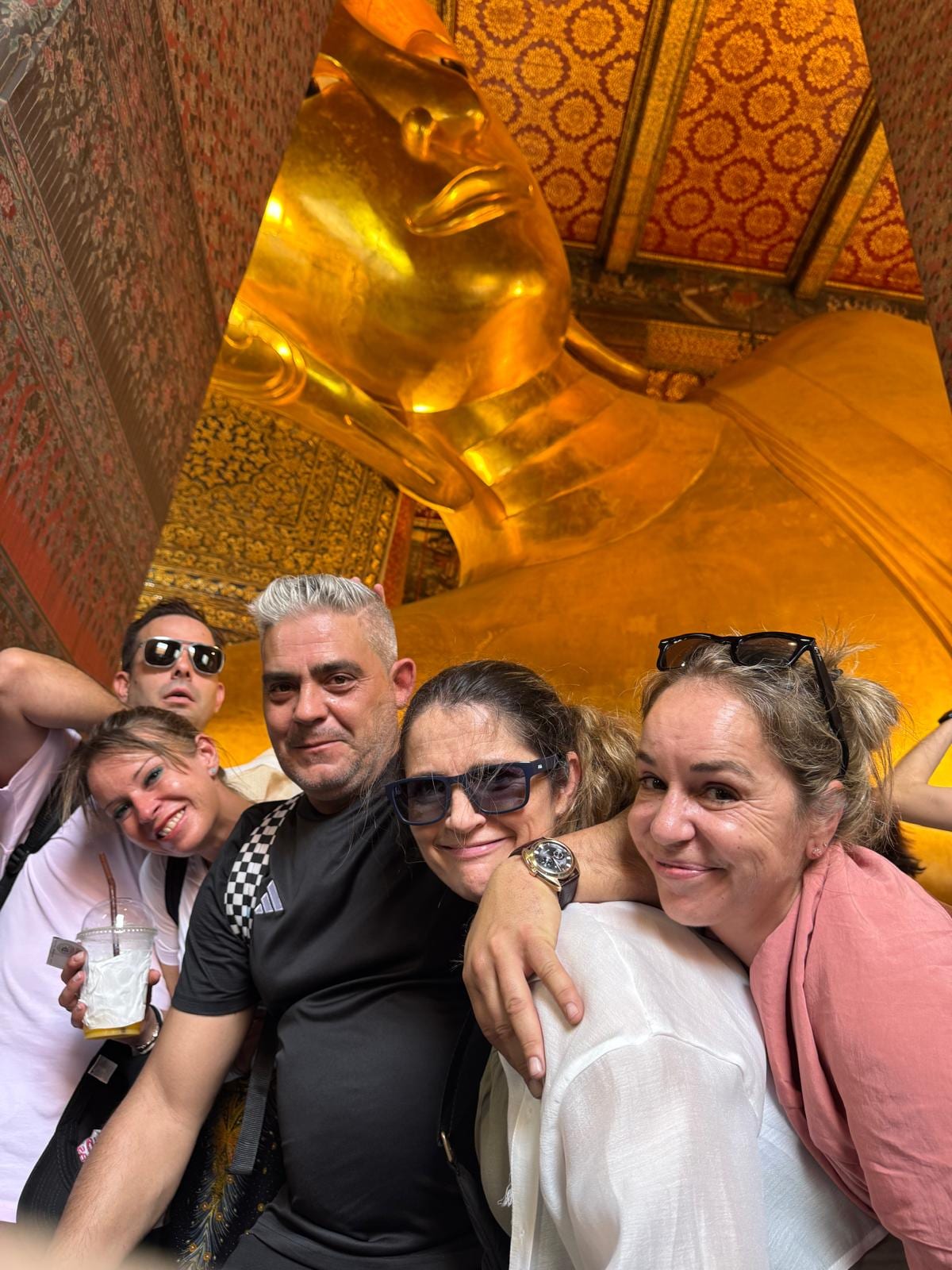 Con el buda reclinado de Wat Pho