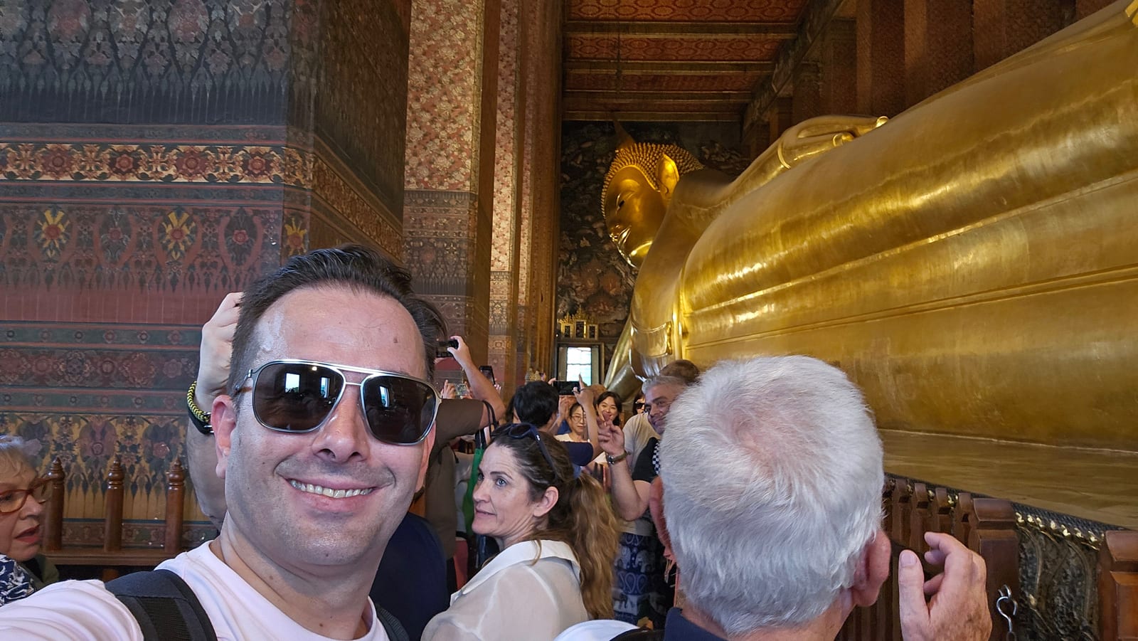 Nelson con el grupo ante el buda reclinado de Wat Pho