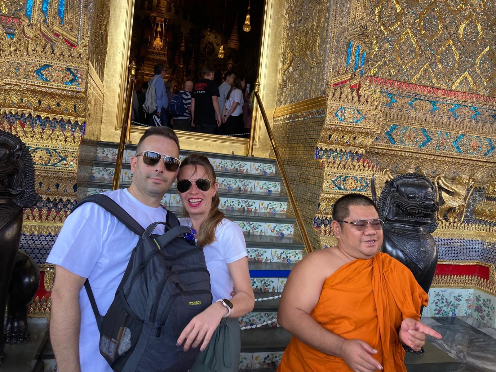 Con un monje en un templo de Bangkok