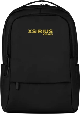 La mochila Xsirius: negra, con «Xsirius viajes» en oro